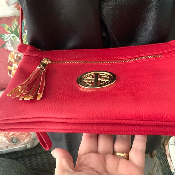 RED CROSSBODY w/MEDALLION / MESSENGER BAG⭐️ LIGHT WEIGHT- NEW CONDITION W/TAGS - Picture 9 of 14
